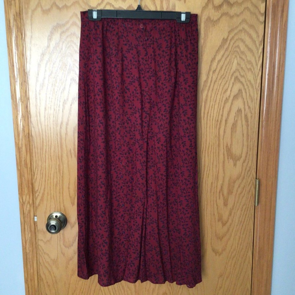 Bridgewater Classics - Burgundy skirt with blue foliage design - Picture 4 of 6